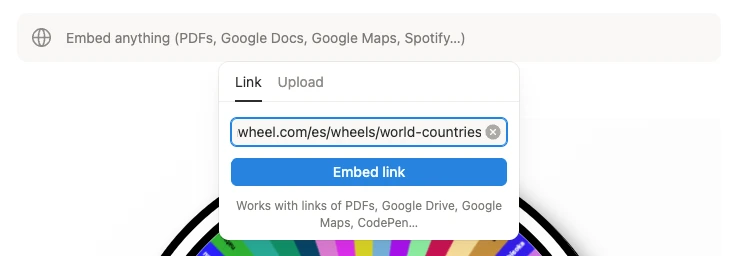 نافذة Embed في Notion وفيها رابط RandomWheel ملصوق والعجلة ظاهرة أسفله.